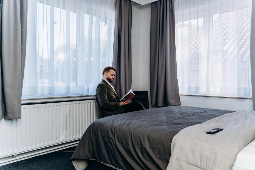 Hotel Atomihotel: Contemporary Comfort Steps From The Atomium! *